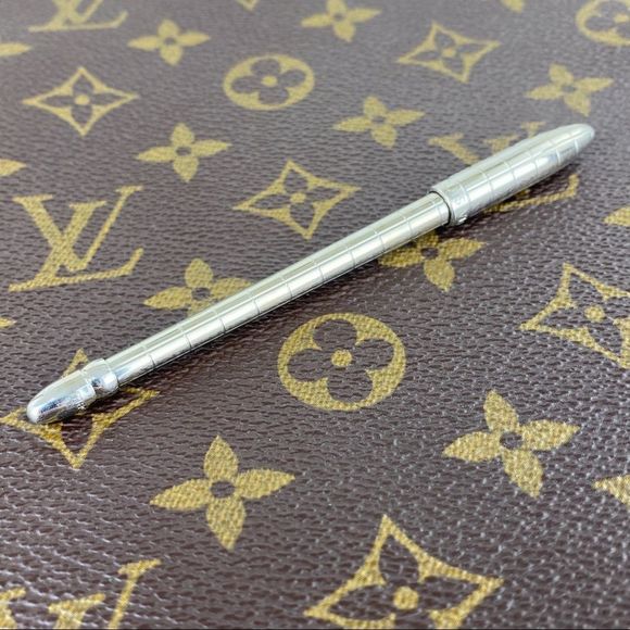 designerdivaC's tweet photo. So good I had to share! Check out all the items I'm loving on @Poshmarkapp #poshmark #fashion #style #shopmycloset #louisvuitton: https://t.co/oS1YOffdDE https://t.co/GrzKaHjoW7