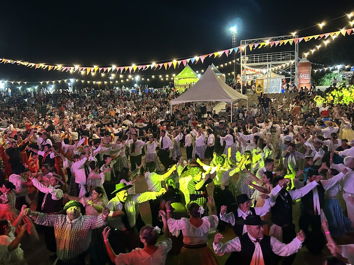 FestChacarera's tweet photo. APERTURA OFICIAL DEL 52 FESTIVAL NACIONAL DE LA CHACARERA 

Plaza Añoranzas se encuentra colmado de colores, música y baile y seguirá en fiesta hasta la llegada del alba.

En el predio contamos también con food trucks y artesanos que exponen sus trabajos. https://t.co/UsfzMN4iJU