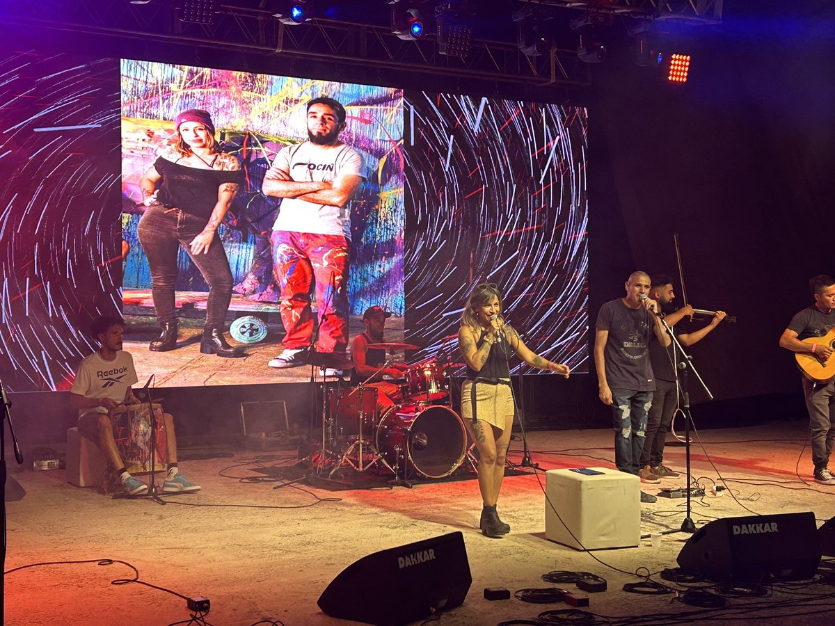 FestChacarera's tweet photo. APERTURA OFICIAL DEL 52 FESTIVAL NACIONAL DE LA CHACARERA 

Plaza Añoranzas se encuentra colmado de colores, música y baile y seguirá en fiesta hasta la llegada del alba.

En el predio contamos también con food trucks y artesanos que exponen sus trabajos. https://t.co/UsfzMN4iJU