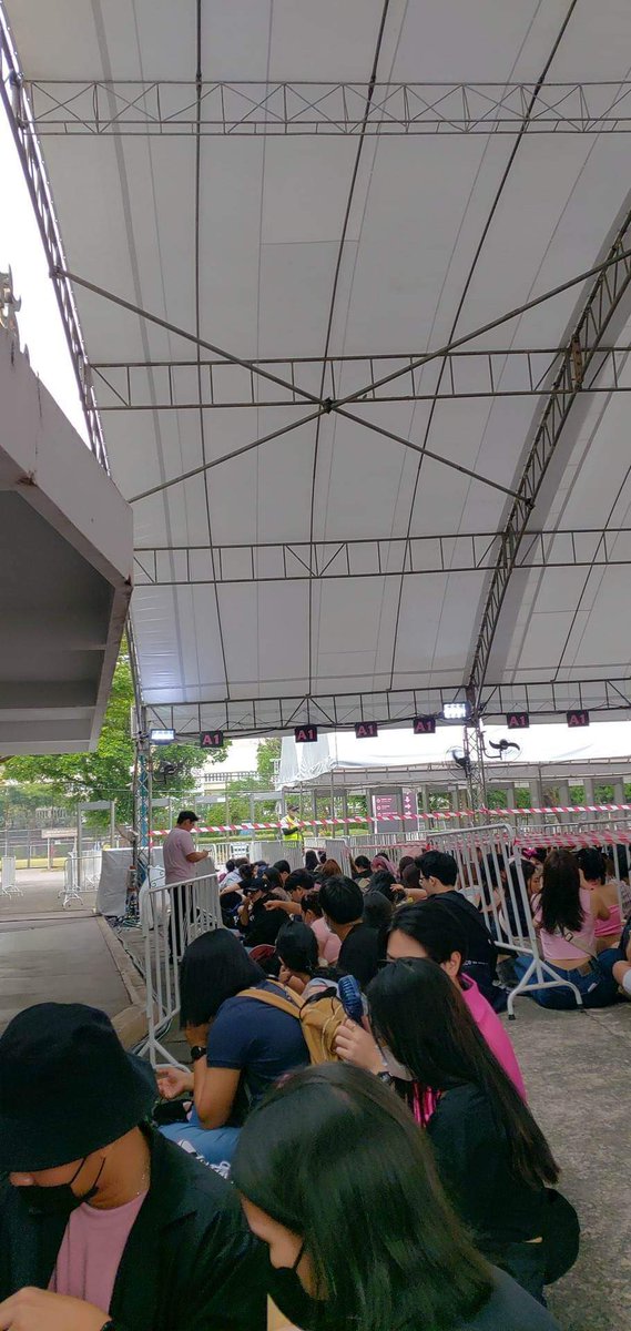 mixkiimix's tweet photo. สู้ชีวิตอยู่นะ #BORNPINKinBANGKOK https://t.co/CnTkKp6oAX