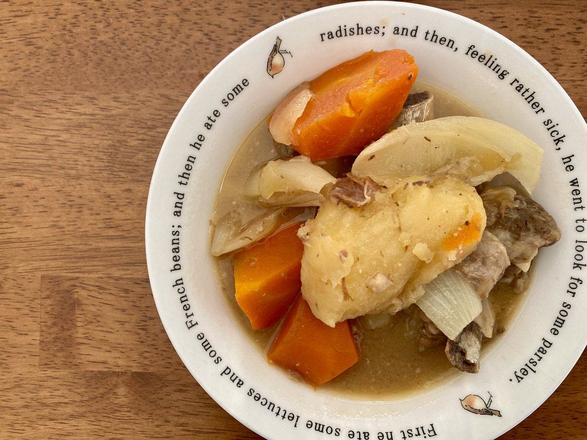 今日のお昼のメインは、弟（料理人）からの差し入れ。豚骨。

これ食べて昼から新連載マンガに向き合う。…恐ろしい事に、まだネーム以前の段階です。おぉうっ😭 https://t.co/eTVjyPHuQ6