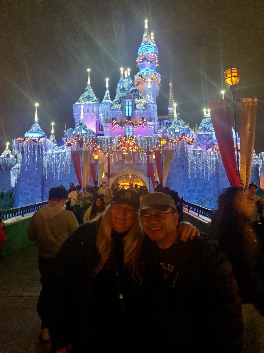 drumhead9's tweet photo. Last night of Christmas decorations @ Disneyland. 😃 https://t.co/aIR6IPp87l