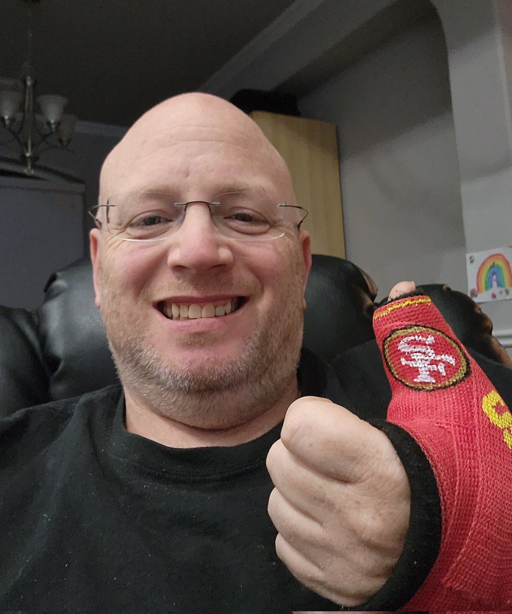 TweetyDave's tweet photo. Added new paint to my cast today - a broken hands won't stop me from rooting for the @49ers tomorrow! https://t.co/QVGOxVMt1M