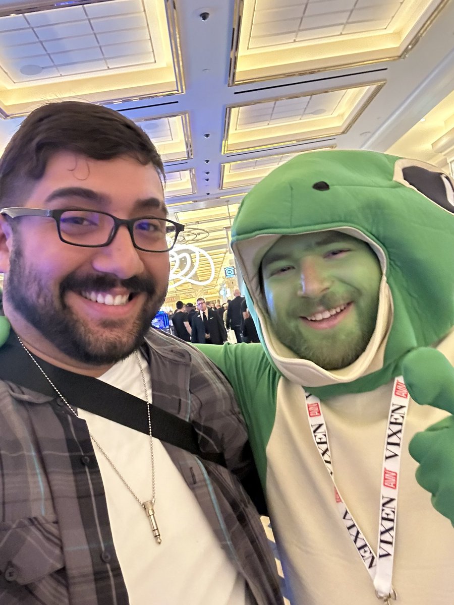 MystrETV's tweet photo. Just met @lyle4ever π been watching him for a long time and told him I love his podcasts!!! #therapygecko #lyleforever https://t.co/XkMGLRtSYK