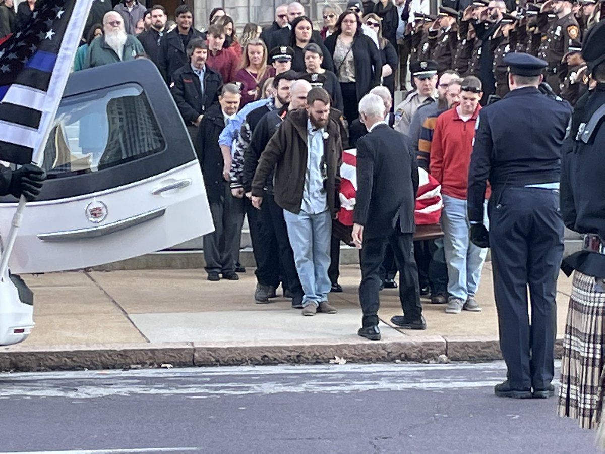 DavidMueth's tweet photo. St. Louis County Police Officer, Robert Woods was laid to rest today. RIP https://t.co/6X9wiPpbjO
