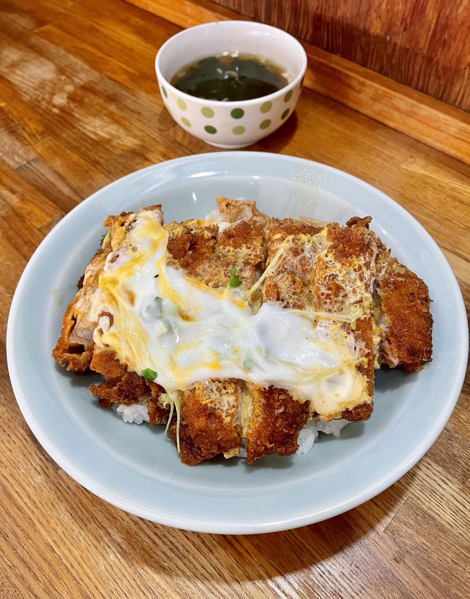 おひるごはん😋今日は ｢勝負事の日｣🎲です！カツ丼🐷💦食べて何事にも勝ちにこだわるぞッ‼️♡♡🎶🐖💨