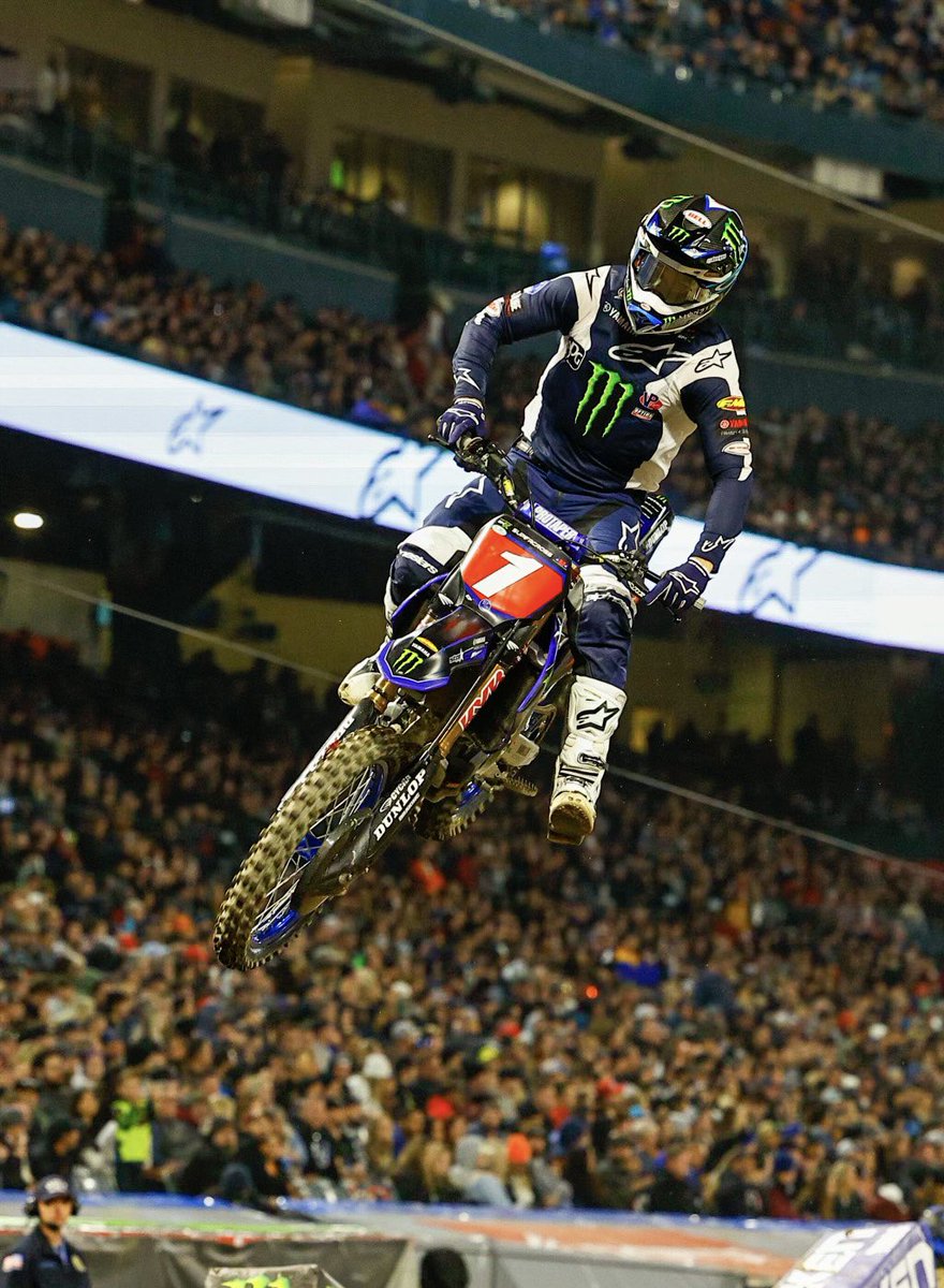 SupercrossLIVE's tweet photo. .@EliTomac wins 450 Heat One ☑️

#SupercrossLIVE #SMX #SuperMotocross https://t.co/LkkNaoXyQ0