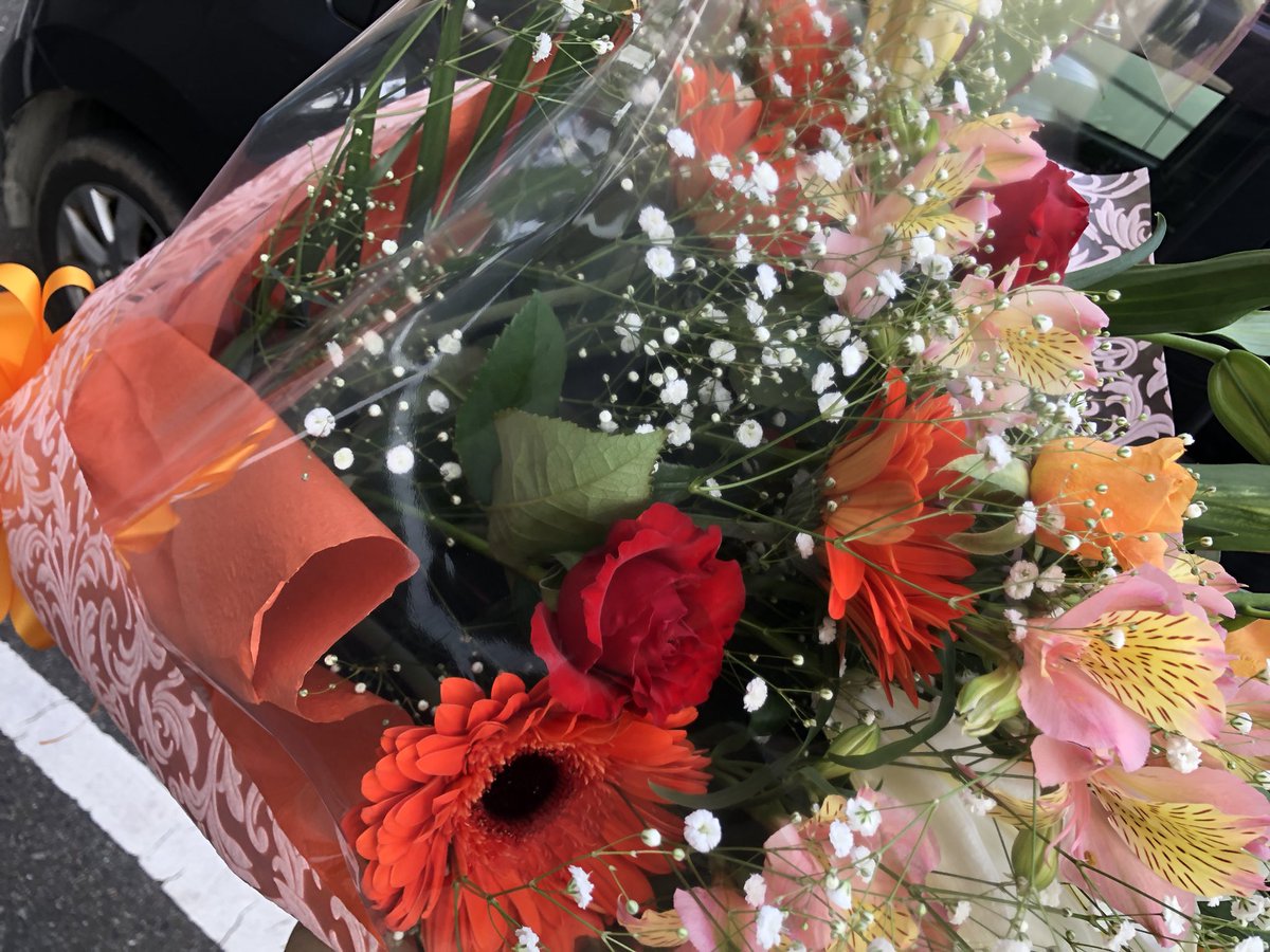 520_yuka's tweet photo. 祝成人…ミオのために花束を朝からバタバタ買いに行った。。
おめでとう🍾
すぐベロベロになるけど、また呑もうね😊 https://t.co/Z2otdkTIF3