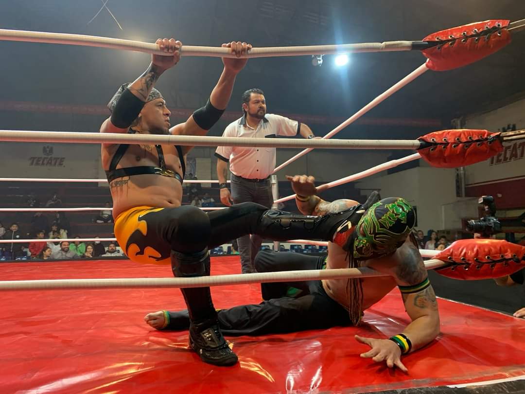 LaTijeraLucha's tweet photo. Desde la siempre viva #ArenaLopezMateos en la función sabatina de #AULL, la lucha semifinal se la lleva la tercia con el heroico #Terry2000 acompañado del brasileño de corazon azteca #Zumbi y el joven voraz #Cometa,quienes dan cátedra de buena lucha a #Belial, #Tonatiuh y #Sadico https://t.co/mDpMKyVP7I