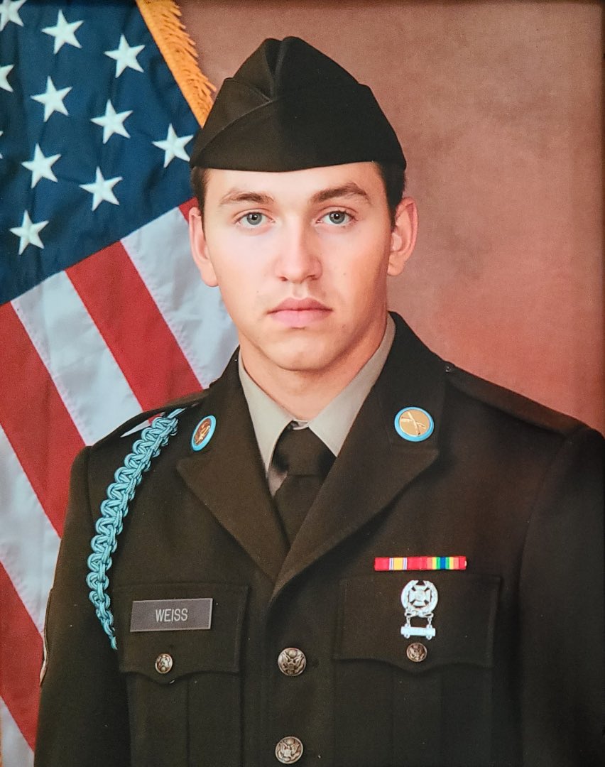 SpoofhoundFoot1's tweet photo. #ProudCoach moment.  So proud of these former Spoofhounds.  Jackson Bram: Marine Honor Grad and platoon leader. And Connor Weiss: Recipient of the Army’s Soldier of the Cycle, and Top graduate of Bravo company of almost 200 soldiers.  #HardWorkWins #CultureWins #SpoofhoundPride https://t.co/ULzQAioUIo