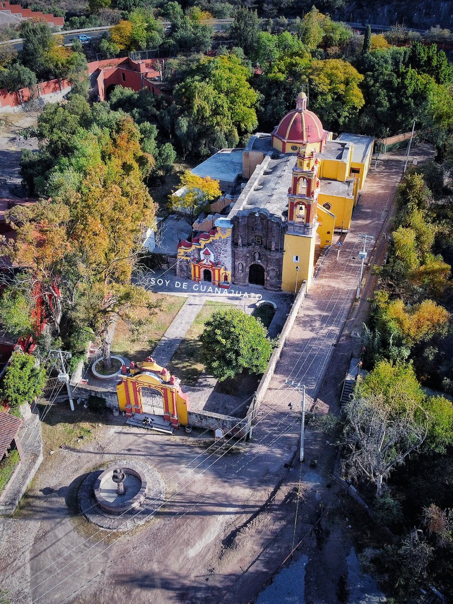 soydeguanajuat0's tweet photo. Templo de Señor Santiago Apostol y Camino Antiguo a Marfil.
#Guanajuato #GuanajuatoCapital https://t.co/qCX049FUd3