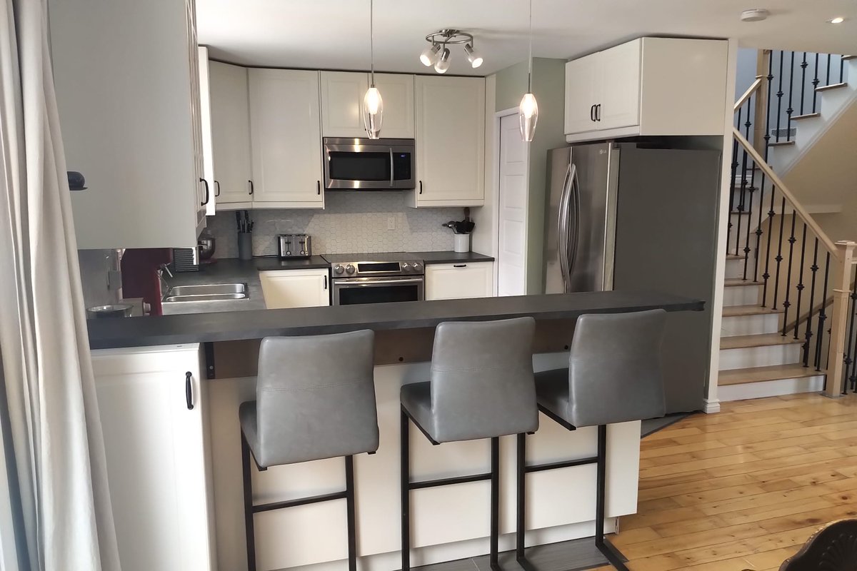 PATTYOLIVERI's tweet photo. For Rent $2750/month
Beautiful renovated cottage, in-ground pool, 4 bedrooms and possibility of 5, 2 full bathrooms, 1 powder room, garage large living room with 3-sided fireplace that you can also enjoy from the dining room, the large kitchen renovated in 2018. Great location. https://t.co/eEA90T47yX