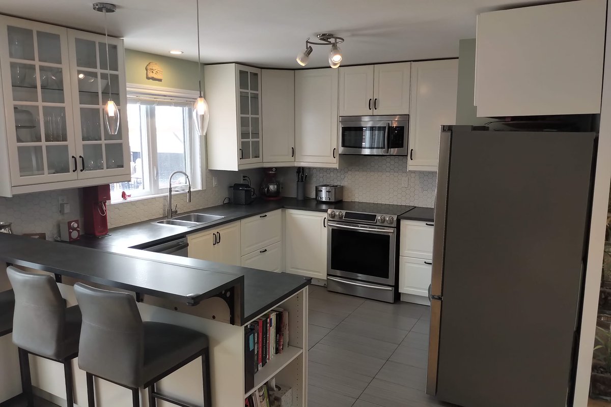 PATTYOLIVERI's tweet photo. For Rent $2750/month
Beautiful renovated cottage, in-ground pool, 4 bedrooms and possibility of 5, 2 full bathrooms, 1 powder room, garage large living room with 3-sided fireplace that you can also enjoy from the dining room, the large kitchen renovated in 2018. Great location. https://t.co/eEA90T47yX