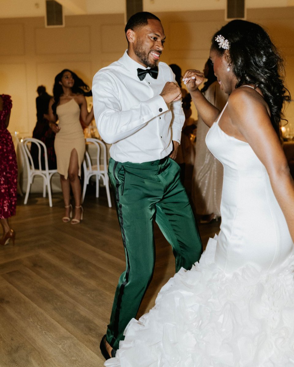 I had to share more sweet moments from Le_Asia &amp; Chris's wedding day! I loved working with this couple designing their wedding cake and making their mini desserts. 

#desserts #weddingday #weddings #raleighbaker #baker #cakedecorator ​​​​​​​​​​​​​​​​​​​​​​​​#sugareuphoira #weddin