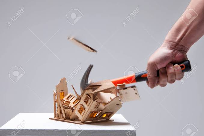 amanhã no Antena Paulista (Globo SP, 6h50) vai passar uma matéria sobre modelismo ou seja MINIATURAS que apesar da concepção equivocada de muitos eu AMO o que eu detesto são comidas reais em miniatura essas eu queria esmagar com meus próprios dedos mindinhos 😠