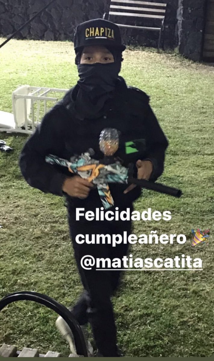 Diegol90Mx's tweet photo. 😠Hay que ser PENDE*JO para organizar una fiesta de niños con la temática del narcotrafico

😡Hay que estar el doble de PENDE*JO para exponer el escudo de tu equipo

🤬Hay que estar el triple de PENDE*JO pra exponerlo en Redes

Ojala Cruz Azul tuviera huevos con el Cata Dominguez https://t.co/fNnwT3qsya