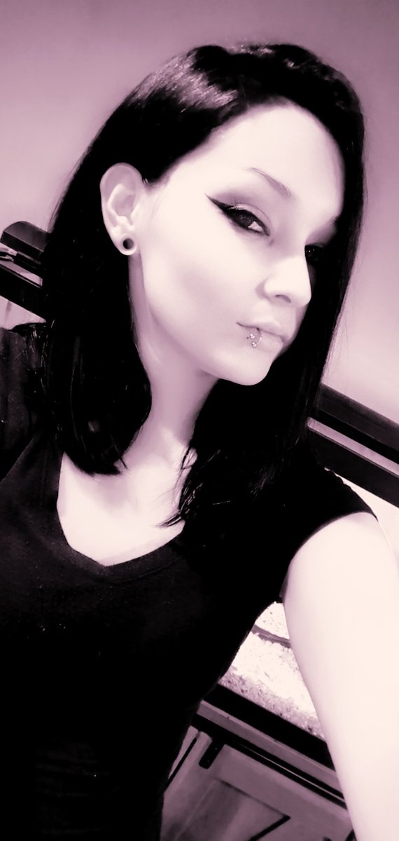 moodybooty99's tweet image. Got rid of the blonde. Back to black baby
#newhair #selfie #freshcolor