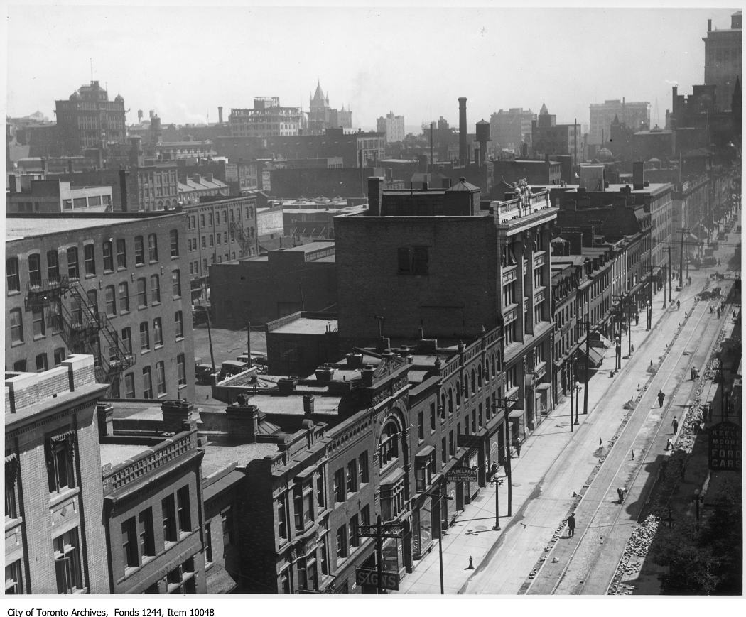 TorontoPast's tweet photo. King St W: Looking north east from King St W and Simcoe St in 1920. Can you spot the following buildings ?
1. Temple Building ( demolished )
2. Royal Bank Building ( standing )
3. Lumsden Building ( standing )
Answer below !
#torontopast #torontotrivia #torontohistory https://t.co/FZpY4y6Uat