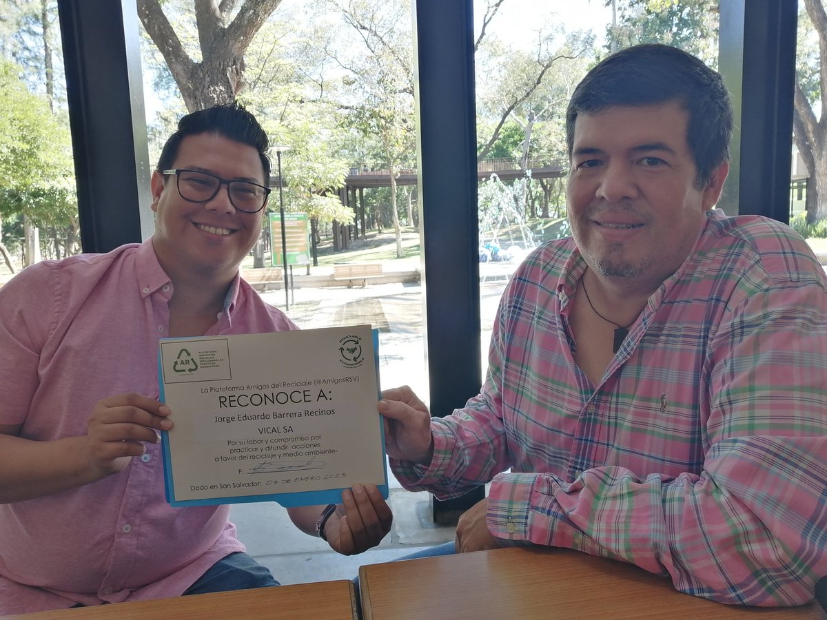 amigosRSV's tweet photo. Este día en el @ParqueCuscatlan pudimos entregar un reconocimiento a la labor de @jorgebarrerasv promotor del #Reciclaje del #Vidrio en nuestro país y su empresa #VICAL. Jorge en todo el 2022 difundió la forma más efectiva sobre el reciclaje del vidrio. https://t.co/Y3B2Nxmzn6