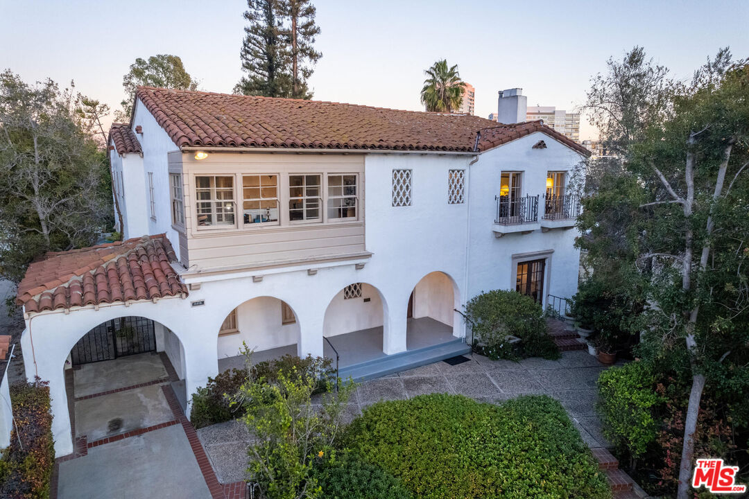 RoryPosin's tweet photo. New Listing! $4,895,000.00, 5BR, 4BA, 826 Glenmont Ave, Los Angeles, CA 90024, Full Details https://t.co/dj0UtZVKuR https://t.co/jXI9X7l06b
