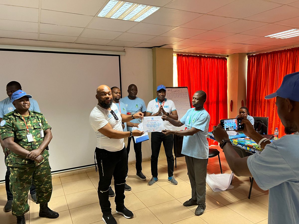 #Centrafrique.
Remise des certificats aux membres du réseau des professionnels des médias sur les Abus et Exploitation Sexuels après un atelier de 2 jours, organiser par la #MINUSCA section CDT.
<a href="/MINUSCA/">abad elvira</a> <a href="/fridolinngoulou/">Fridolin Ngoulou</a>  <a href="/MediasOubangui/">Groupe Oubangui Médias</a>