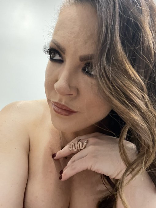 I think I&rsquo;m ready for @AEexpo red carpet&hellip;. What color dress do you think I have on right now? https://t<a class="tags" href="/tag/aeexpo">@aeexpo</a><a href="/tag/nobraday"class="tags"><span>#nobraday</span></a>