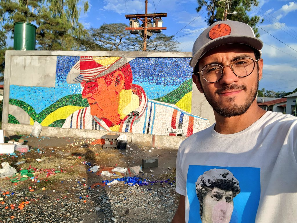 Olivarescfc's tweet photo. Así va el primer mural del año con más de 30.000 tapas en Santa Barbara del Zulia con Grupo San Simon.

Al finalizar la obra les contaré la emotiva historia del protagonista del mural en la Hacienda La Gloria. https://t.co/QYB4DyHz2W
