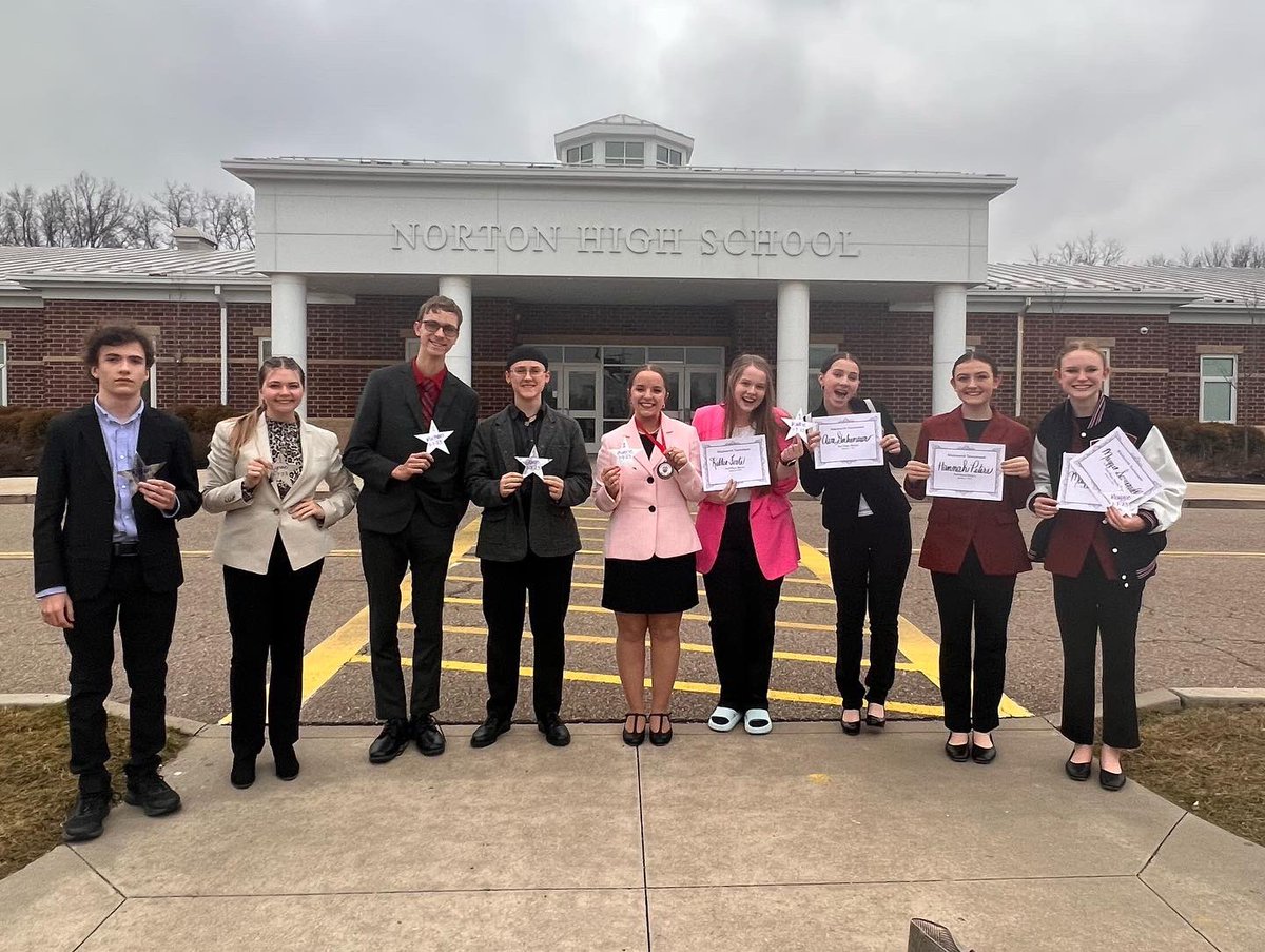 Norton Speech and Debate's Averie Myers broke to finals today at the Wadsworth Tournament, with a 5th place overall finish! Norton novices honored in their categories were Maggie Somerville, Hannah Peters, Kallie Foote, Ava Gochenour, and Joey McClure. 🏆⭐️🐾