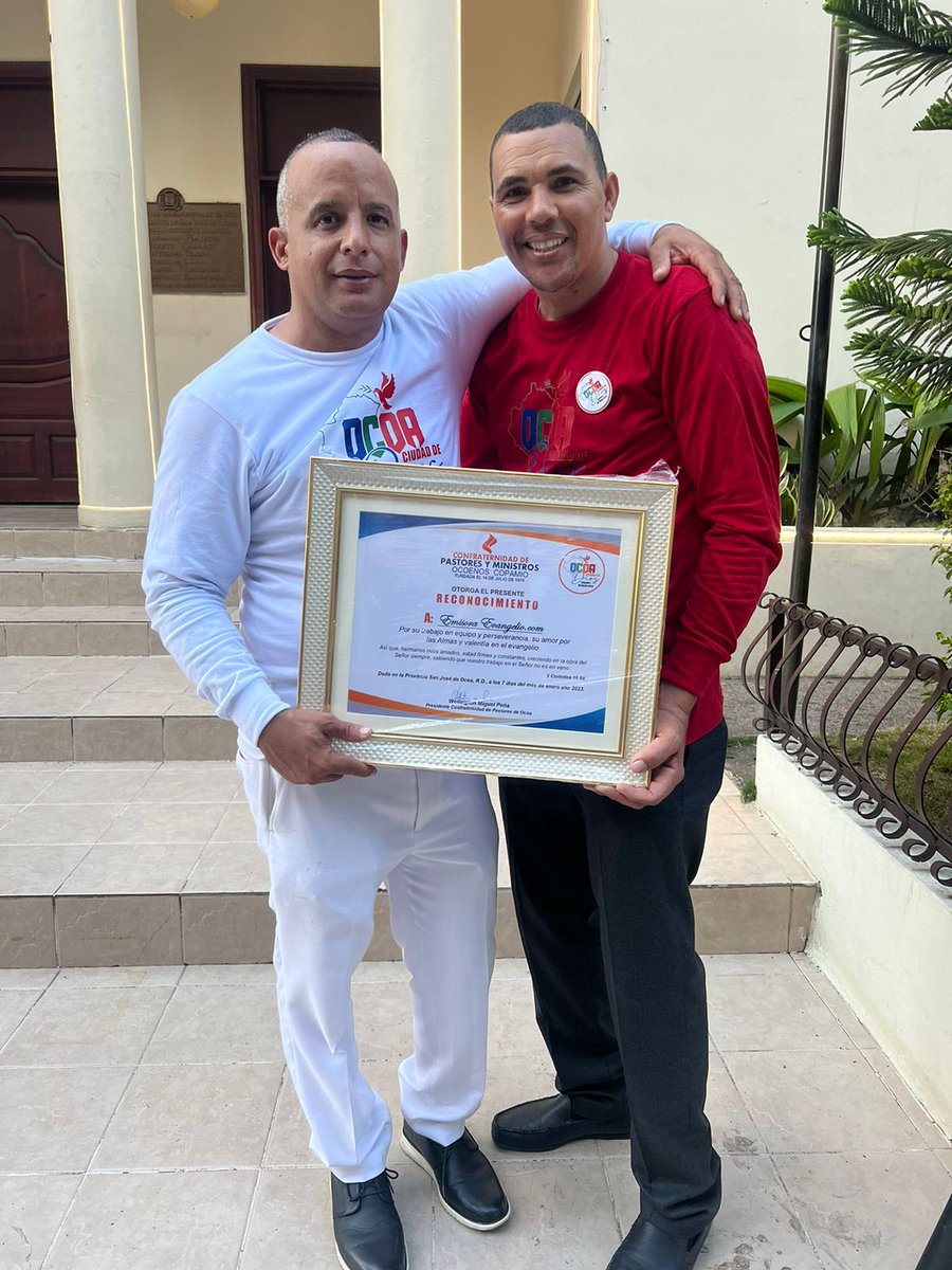 Em_evangelio's tweet photo. Me siento muy agradecido del señor por permitirme recibir este reconocimiento hacia la Emisora Evangelio la cual el Señor me ha entregado adjunto de mi amada Esposa. Gracias a la confraternidad de pastores de ocoa Ciudad de Dios. https://t.co/YeR8JsrM0X