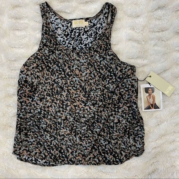 Megan3142's tweet photo. So good I had to share! Check out all the items I'm loving on @Poshmarkapp #poshmark #fashion #style #shopmycloset #nationltd: https://t.co/Uh52K2XmY5 https://t.co/H5qfb1SntL
