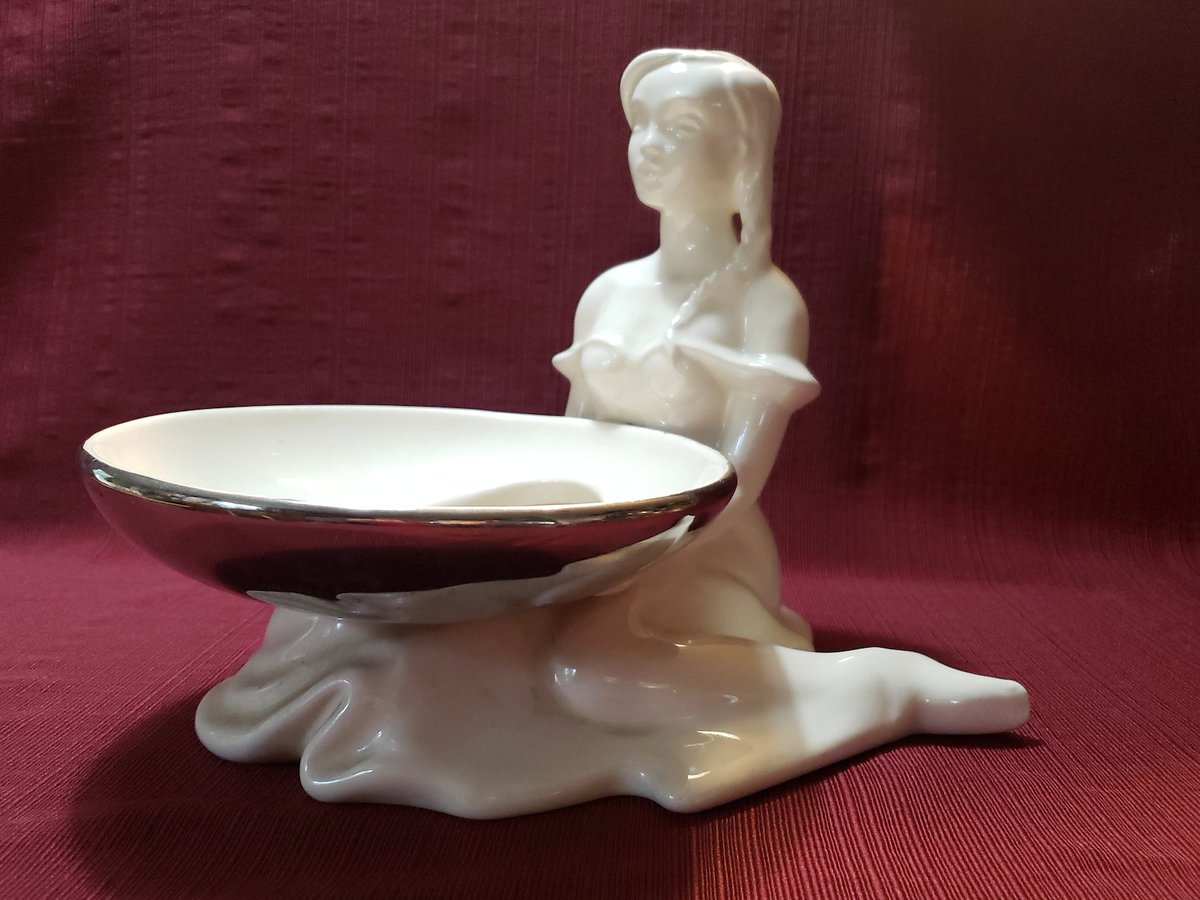 Vintage Haeger USA Woman Holding A White And Silver Tone Bowl Planter, Maiden In Cream Color With Braided Hair And Flowing Dress Art Pottery
 #dress #PlanterMaiden #CreamColor #Pottery #BraidedHair #Flowing #woman #usa #AtticEsoterica #etsy

👉etsy.com/listing/109696…