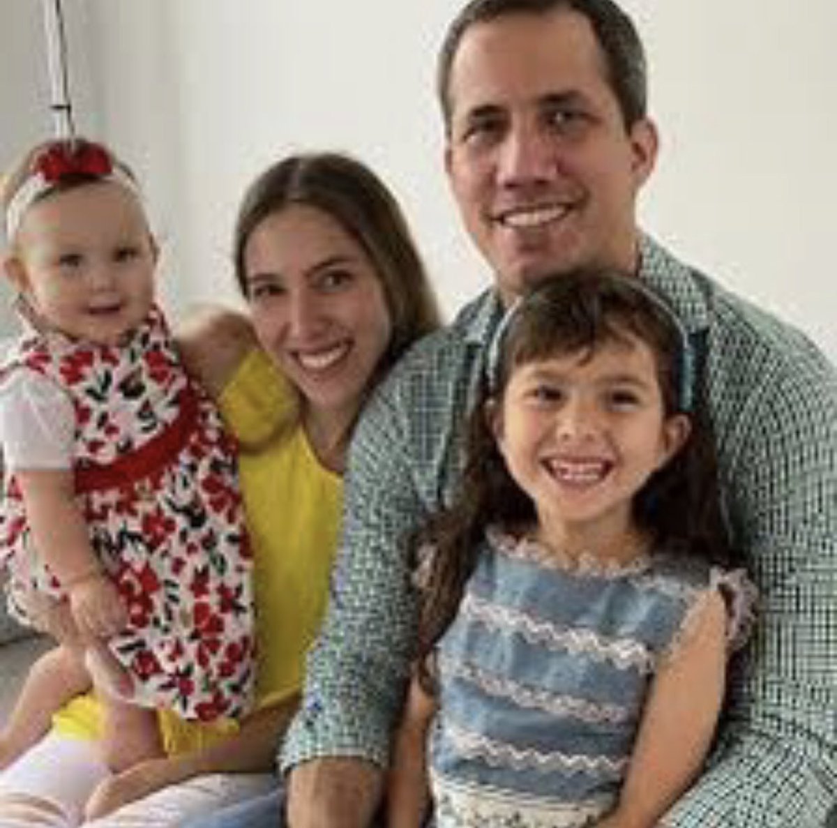 ovierablanco's tweet photo. La vzla decente y en familia que todos anhelamos. Seguimos adelante por dejarle a nuestros hijos una patria líbre y en paz.Gracias @jguaido por su valentía y liderazgo. Ha sido un honor trabajar a su lado. La historia reconocerá la dignidad y lealtad de sus honorables Embajadores https://t.co/hkCpB8Sifo
