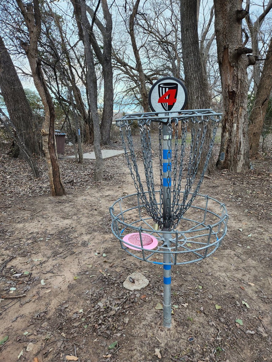 eclectic_lee's tweet image. Hello Kitty! A fun sign welcoming me to hole #4 at Wellington in Flower Mound elicited a smile which turned into a full grin when I skip aced the hole with my new #holidaydiscswap Essence disc from @PopTopDiscGolf (thx, Justice!) #discgolf #discgolface