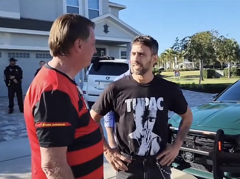 Valdivia, ex-jogador, com a camisa do TUPAC, tirando foto com o capiroto é o suprassumo da ignorância política. A mãe e o pai de TUPAC, eram membros atuantes dos Panteras Negras.