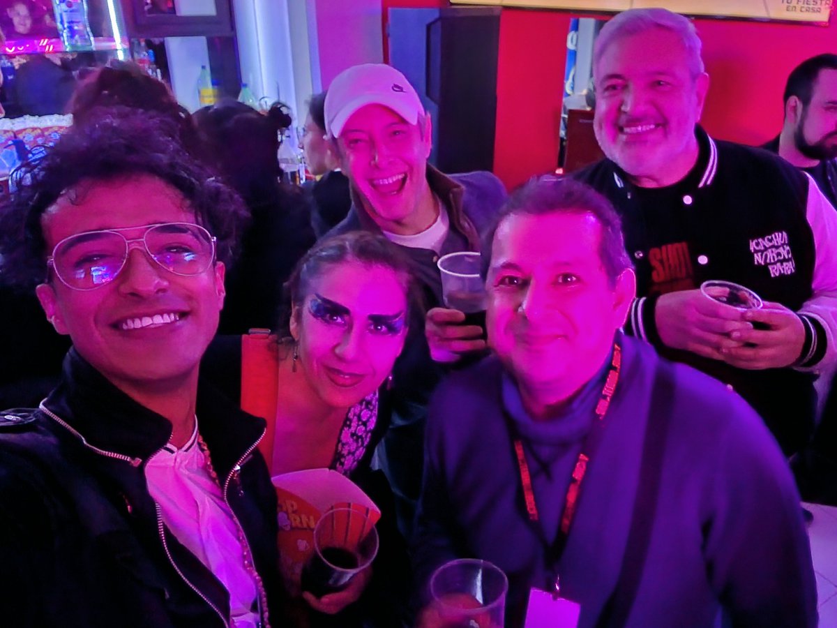 Feerko's tweet photo. Cierre de @Elshowdeterror1 ♡ Me encanta la fotito.
De izq a der. #MariaFilipini #BetoTorres #EmilioRebollar y #GerardoGonzalez 
Aprendiendo de los mejores maestrxs. https://t.co/RCRfu5OG7C