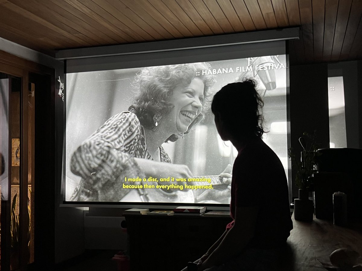 edugoldenberg's tweet photo. Emocionante demais ver, pela terceira vez, o filme da Beth Carvalho - e dessa vez na casa de sua filha, @carvalholua. https://t.co/Pz4Elc3k48