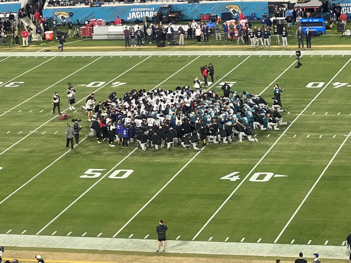 Demetrius82's tweet photo. The two teams came together at midfield right before player intros in what appeared to be a prayer for Bills safety Damar Hamlin. 

Great gesture to go along with the red outlines ‘3’ on the 30-line markers: https://t.co/zIGxtPPnz2