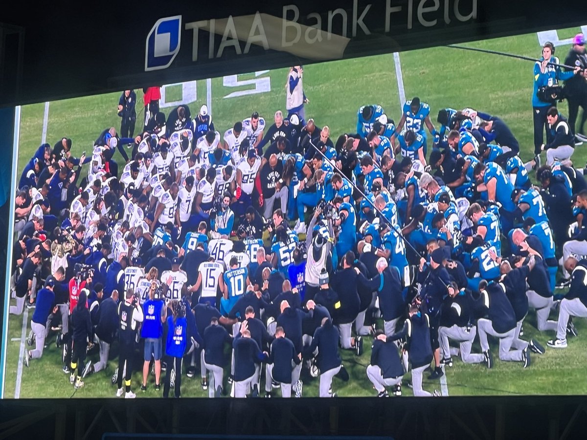 Demetrius82's tweet photo. The two teams came together at midfield right before player intros in what appeared to be a prayer for Bills safety Damar Hamlin. 

Great gesture to go along with the red outlines ‘3’ on the 30-line markers: https://t.co/zIGxtPPnz2