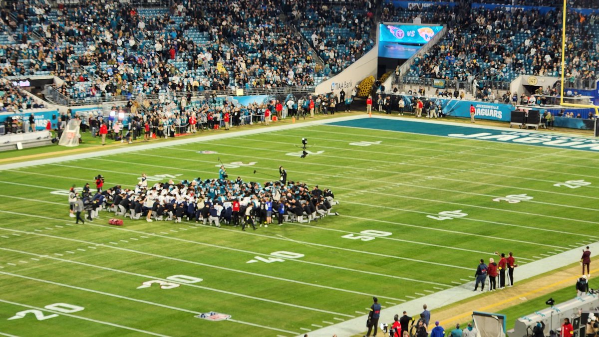 ThatGuyEdub's tweet photo. Tribute to Demar Hamlin. #PrayersFor3 https://t.co/oN87ftvO9h