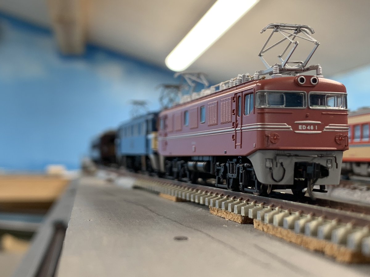 harukaze76's tweet photo. #マイクロエース  #ED46 ディテールアップ　屋根上配線0.3燐青銅線、　一部ガイシ銀河モデル交換、スカート下部1㎜程度切詰め取付位置を後退、誘導員テスリ0.2ステン線とタッチアップ塗装、ホイッスルKATOの余りパーツ、下廻り塗装。スカート下のステップをどうするか...。 https://t.co/3ixmT9XIUA