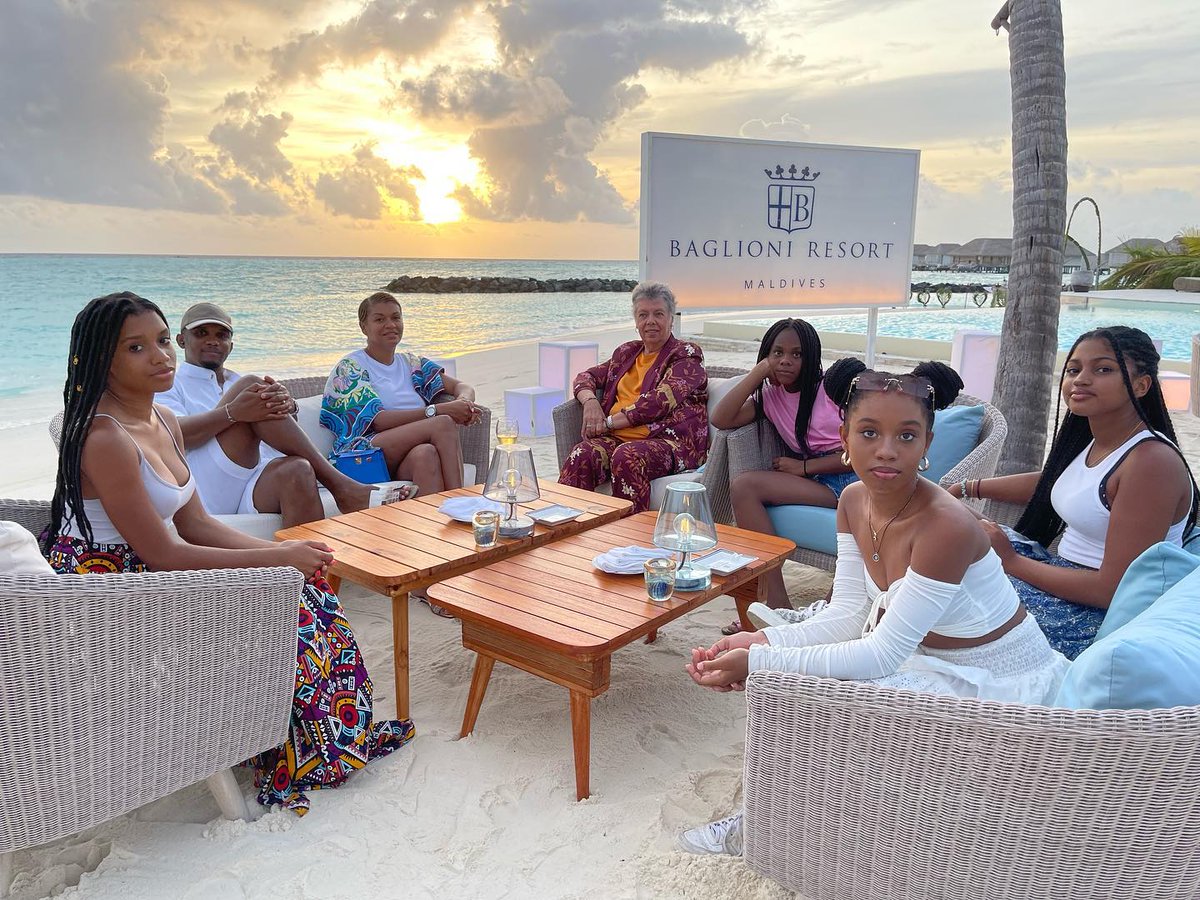 Samueletoo978's tweet photo. Un peu de repos, beaucoup de joie et énormément d’amour. Ma famille: ma force, mon havre de paix. Mille mercis pour ces précieux moments princesses! 🌴☀️🌊❤️❤️❤️❤️❤️❤️ @baglioniresortmaldives @baglionihotels https://t.co/fQ3P58fykg