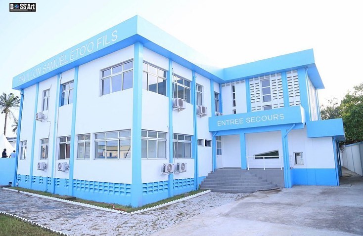Samueletoo978's tweet photo. Ce mois-ci, nous célébrons le 4e anniversaire de l’une des plus grandes réalisations de toute ma carrière - la construction de cette unité pédiatrique à l’hôpital Laquintine de Douala, où des milliers de jeunes vies sont sauvées chaque année. Balayez pour avant et après! #healthC https://t.co/Rsxge0fICq