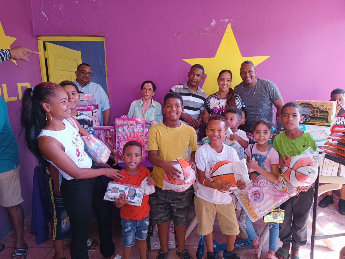 PLDC2DN's tweet photo. Hoy decenas de niños/as acudieron a nuestro local del partido ubicado en el sector La Puya de Arroyo Hondo, para recibir sus juguetes disfrutando de una gran animación y de otras atracciones preparadas por nuestra dirección política. #PLD #PLDC2DN #PLDistritoNacional https://t.co/eonxpE016I