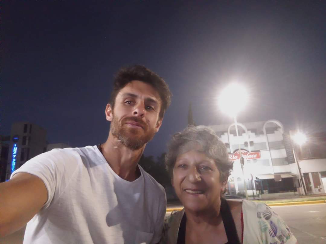 TomandoForma's tweet photo. Pablo Aimar flamante integrante del cuerpo técnico Campeón del Mundo comiendo un chori frente de Estudiantes de Río Cuarto en el carrito de Miryam y Natacha...esa humildad amigo 👏👏👏
#Afa
#SCALONETA 
#LaTercera https://t.co/MEnjOLJjj3