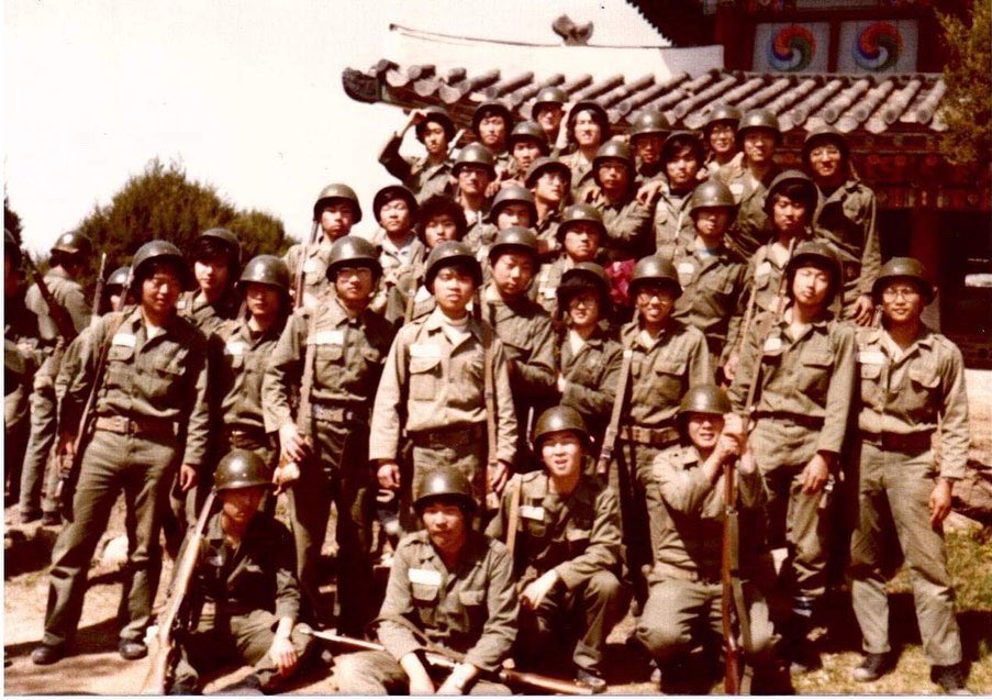 대학 1학년때 전방입소훈련 사진입니다.
중앙에 있어서 금방 찾으실 수 있을겁니다.
