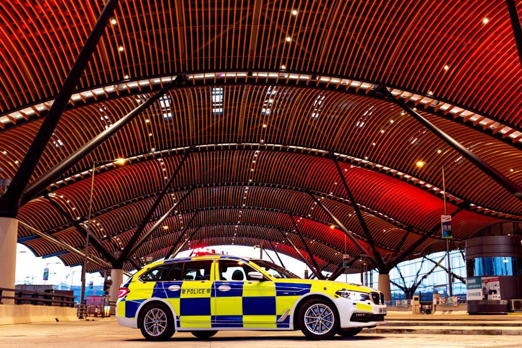 hkpoliceforce's tweet image. #HKPFootprint🚓|W/ the long-awaited resumption of normal travel between HK &amp;amp; the Mainland🇨🇳taking place in phases starting today, we’ve been patrolling the labyrinth of transport infrastructure incl. the🇭🇰-Zhuhai-🇲🇴Bridge📍,to ensure copacetic two-way flows at all times🚗🚌🚇✈️⛴