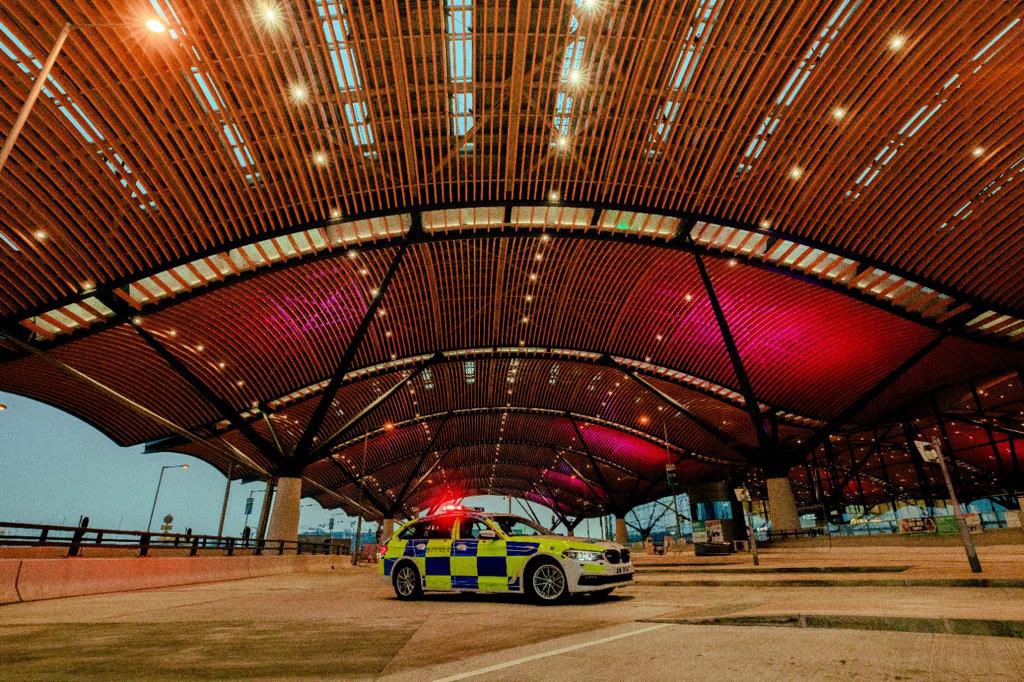 hkpoliceforce's tweet image. #HKPFootprint🚓|W/ the long-awaited resumption of normal travel between HK &amp;amp; the Mainland🇨🇳taking place in phases starting today, we’ve been patrolling the labyrinth of transport infrastructure incl. the🇭🇰-Zhuhai-🇲🇴Bridge📍,to ensure copacetic two-way flows at all times🚗🚌🚇✈️⛴