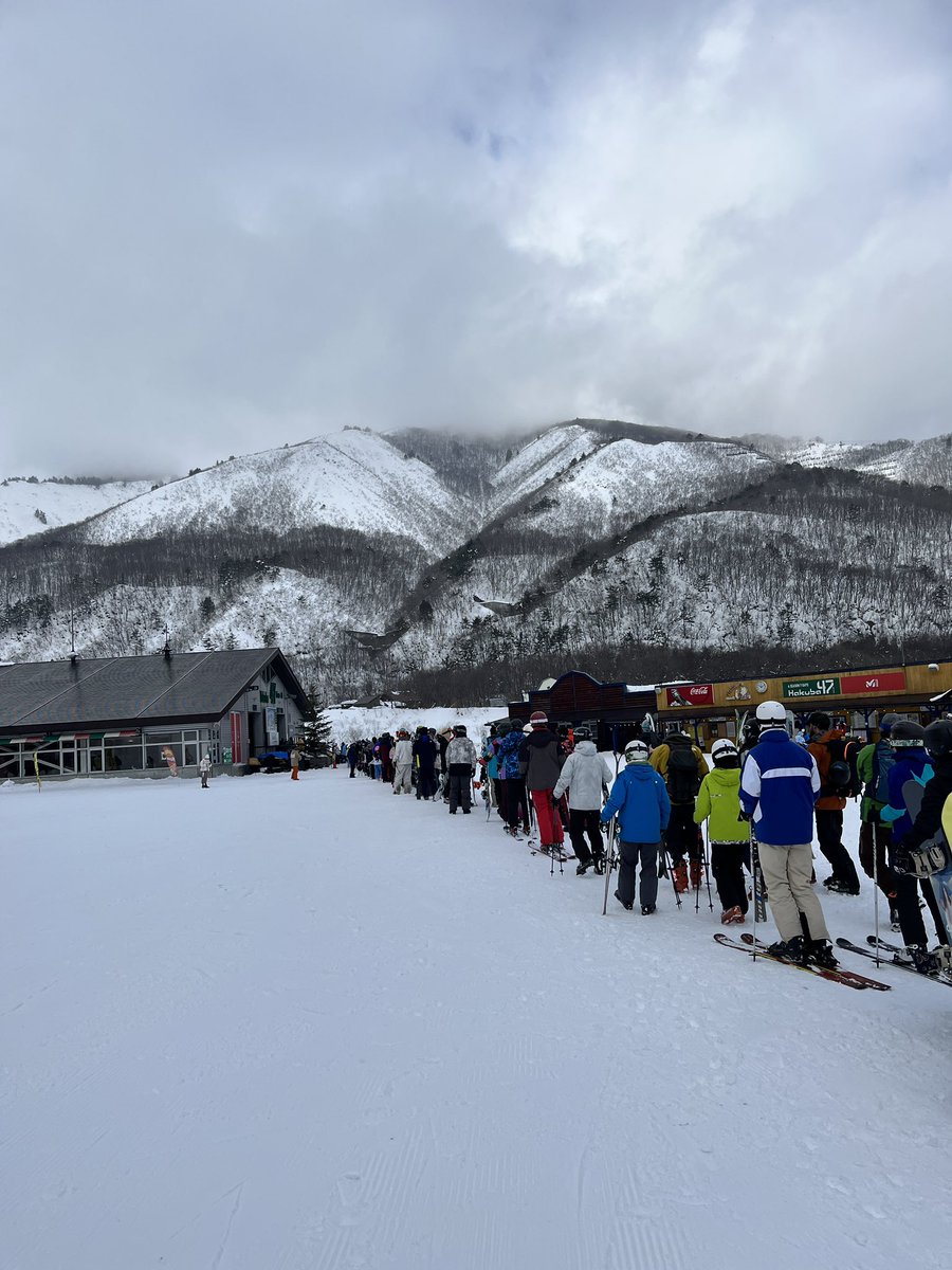 AkihiroGlass's tweet photo. 47側に降りて来たら。。。。
ゴンドラ激混み

ミスった。😂

#hakuba47 https://t.co/nCGzN4U2h7