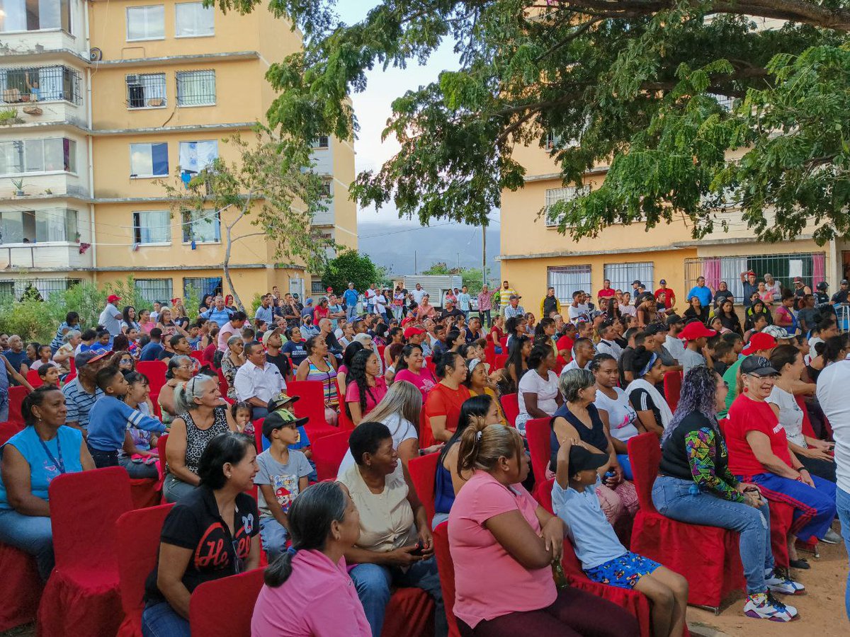 SecretaraDeGes2's tweet photo. #8Ene | Hoy continuamos con la Asambleas Soberanas del pueblo, discutiendo con el pueblo de Ciudad Belen las problematicas y soluciones para esta comunidad de Guarenas. Con @Freddy_Rod13 Guarenas Se Levanta
#GuarenasSeLevanta
#PsuvMiranda 
#PSUV https://t.co/nIaUVhhE3y