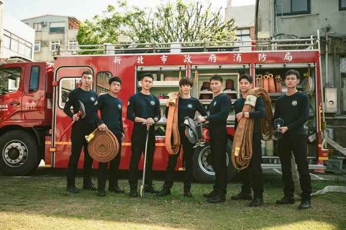 SMilkdrama's tweet photo. First impressions on #TearsOnFire:
- this is like a combination of #LightChaserRescue and #OrdinaryGreatness but with much more heart and solid writing
- every rescue scene either frustrates me or moves me to tears
- realistic and relatable
- a new potential favorite drama https://t.co/2sp28vBHHt